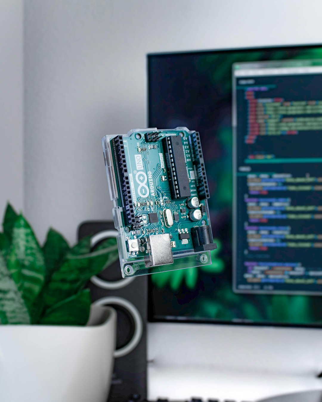 green-and-black-circuit-board-plgxlyghidg