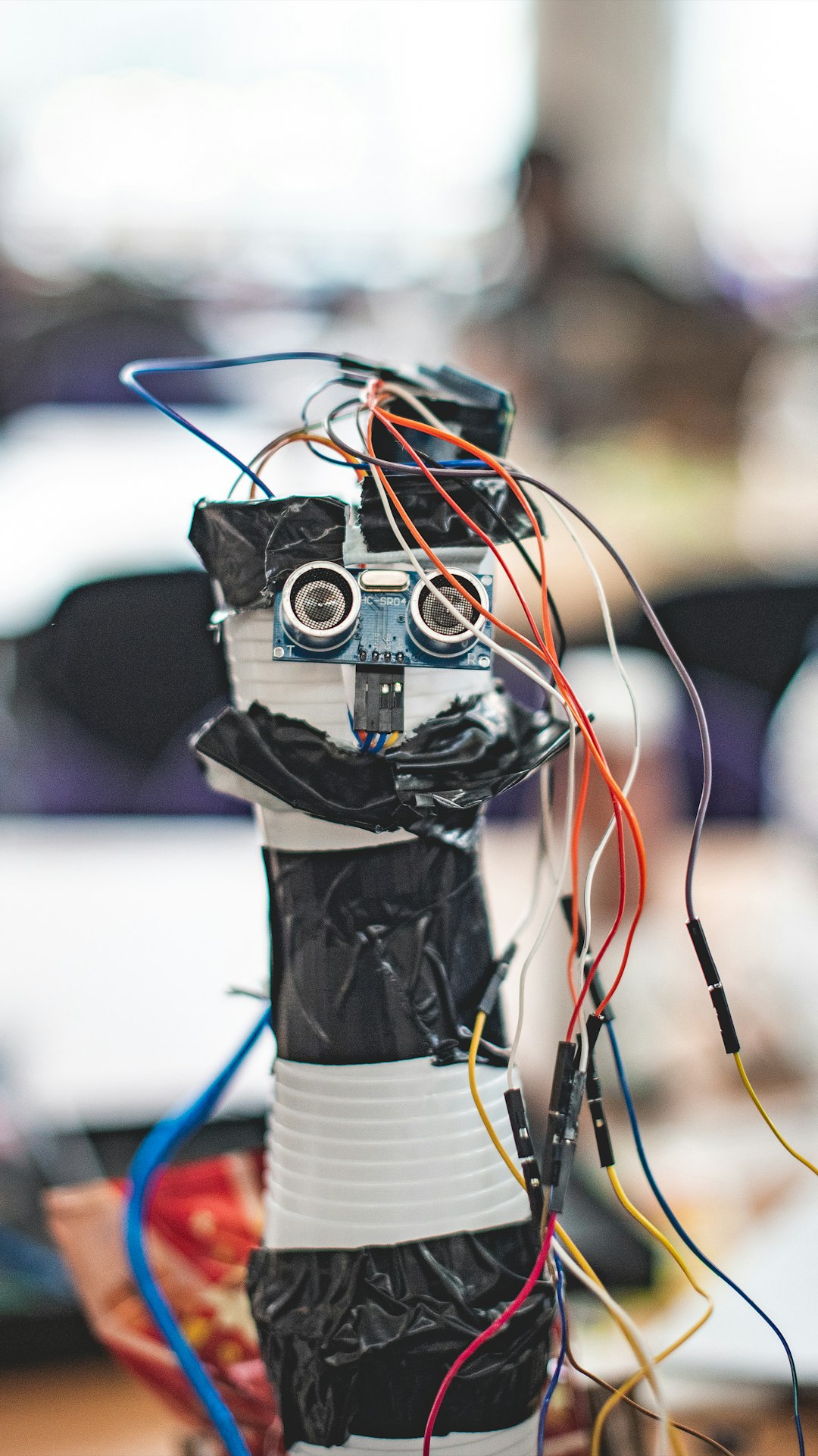shallow-focus-photography-of-black-and-white-robot-uks-wctamzu